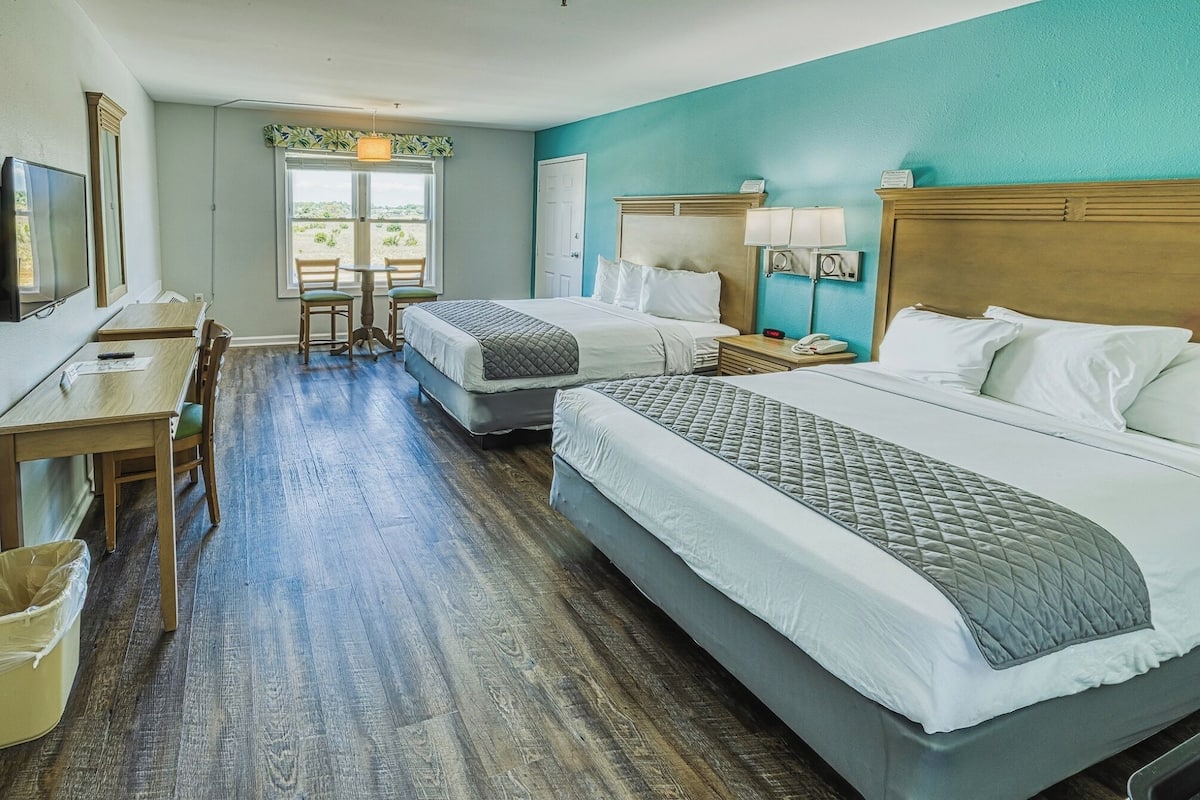 Island View, Standard 2 Queen Beds | เครื่องนอนระดับพรีเมียม, เตียงพร้อมฟูกเสริมที่นอน, ตู้นิรภัยในห้องพัก