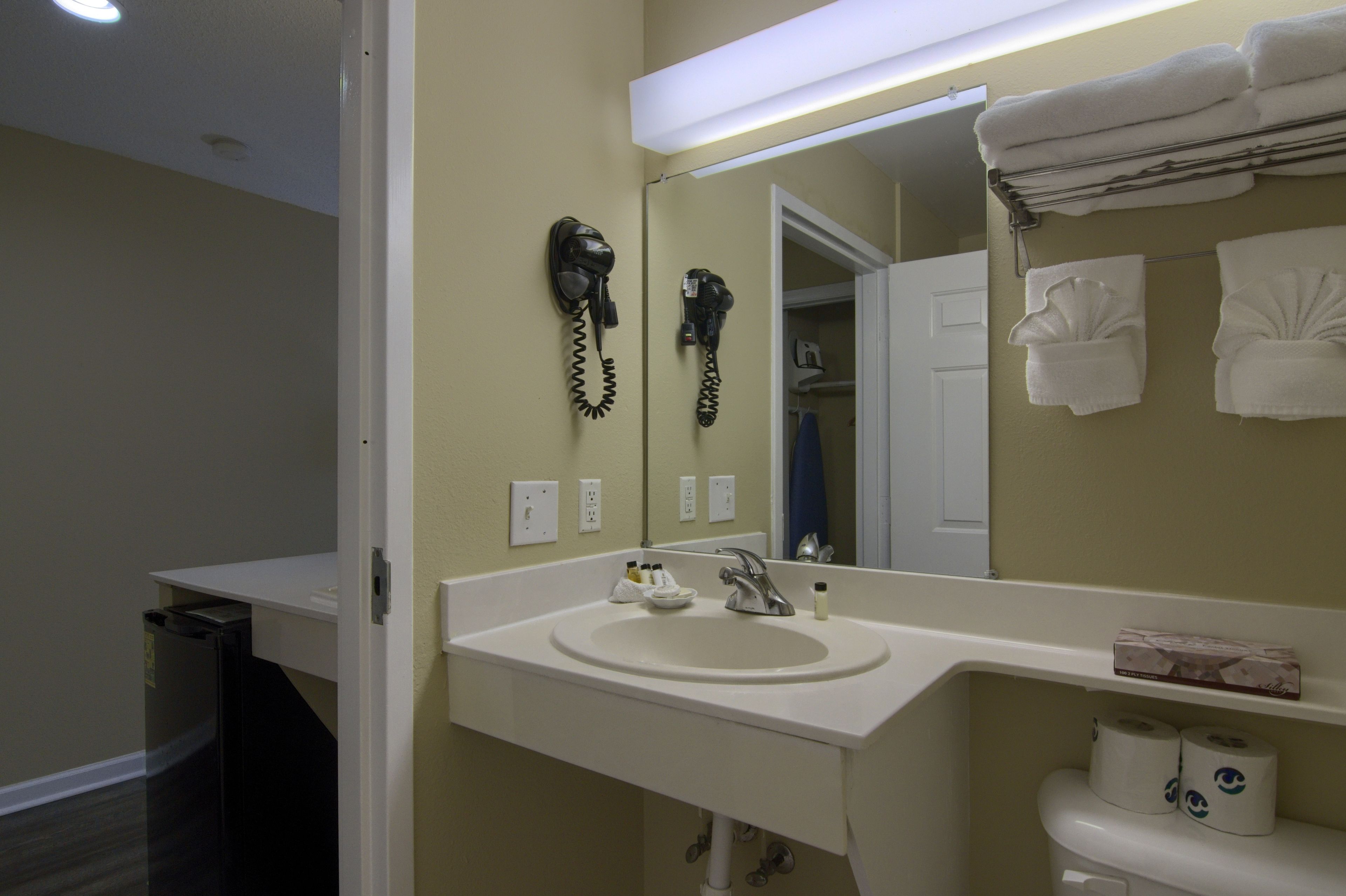 combined shower/bathtub, designer toiletries, hair dryer, towels