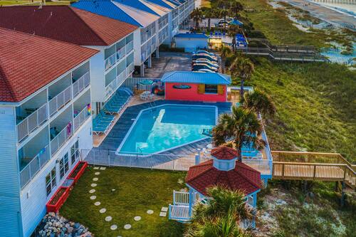 Indoor pool, seasonal outdoor pool, pool loungers