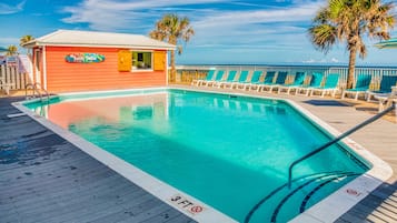 Inomhuspool, en säsongsöppen utomhuspool och solstolar