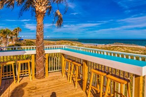 Pool views, open select days - The Islander Inn (Ocean Isle Beach)