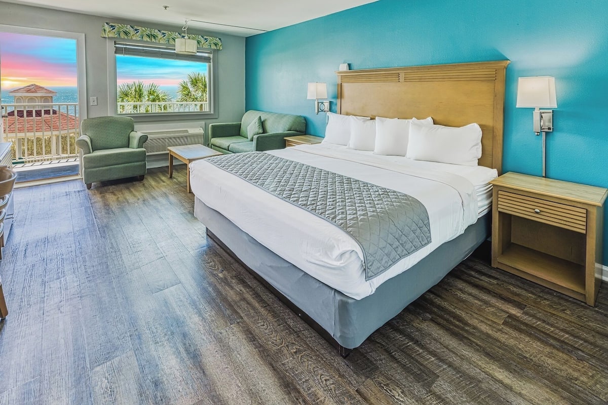Ocean View, Standard 1 King Bed | เครื่องนอนระดับพรีเมียม, เตียงพร้อมฟูกเสริมที่นอน, ตู้นิรภัยในห้องพัก