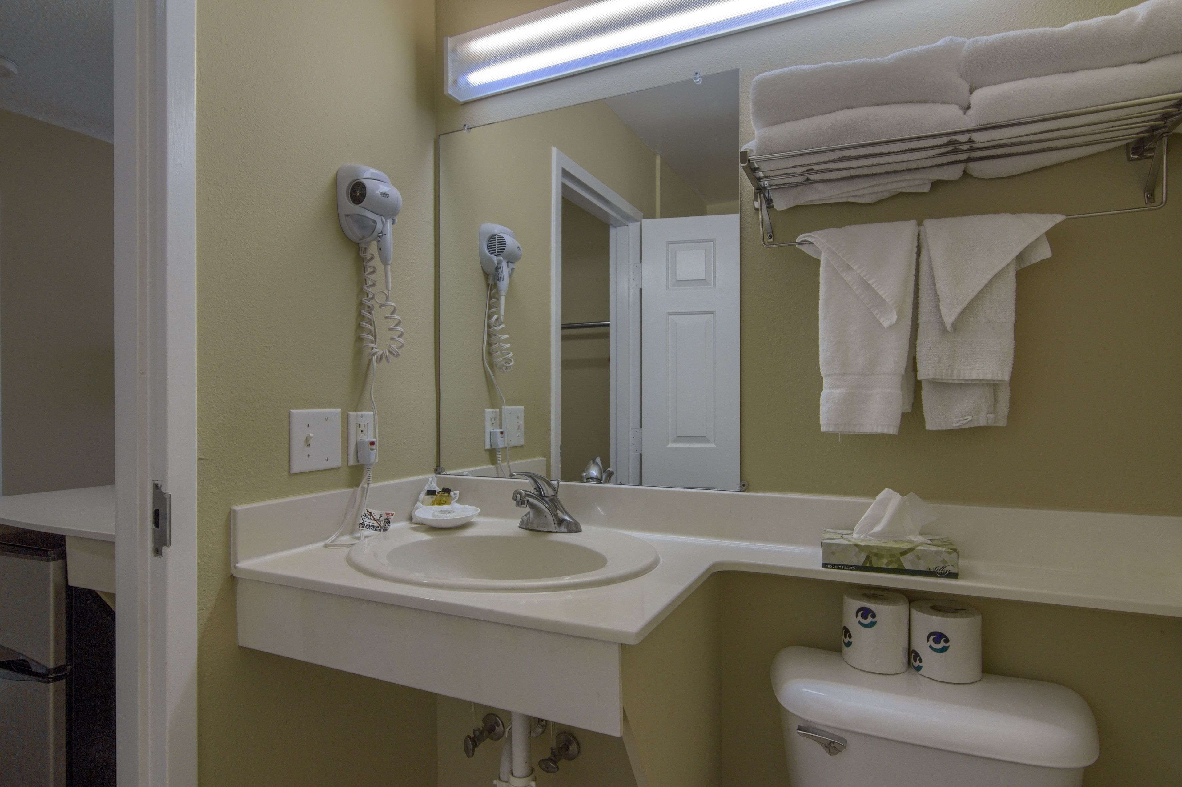 ocean view, standard 2 queen beds | bathroom | combined shower/bathtub, designer toiletries, hair dryer, towels