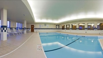 Una piscina cubierta (de 10:00 a 22:00), tumbonas