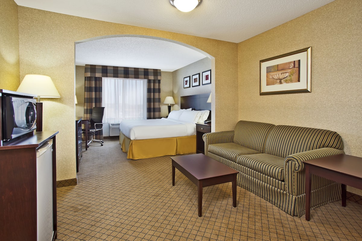Pillowtop beds, in-room safe, desk, laptop workspace