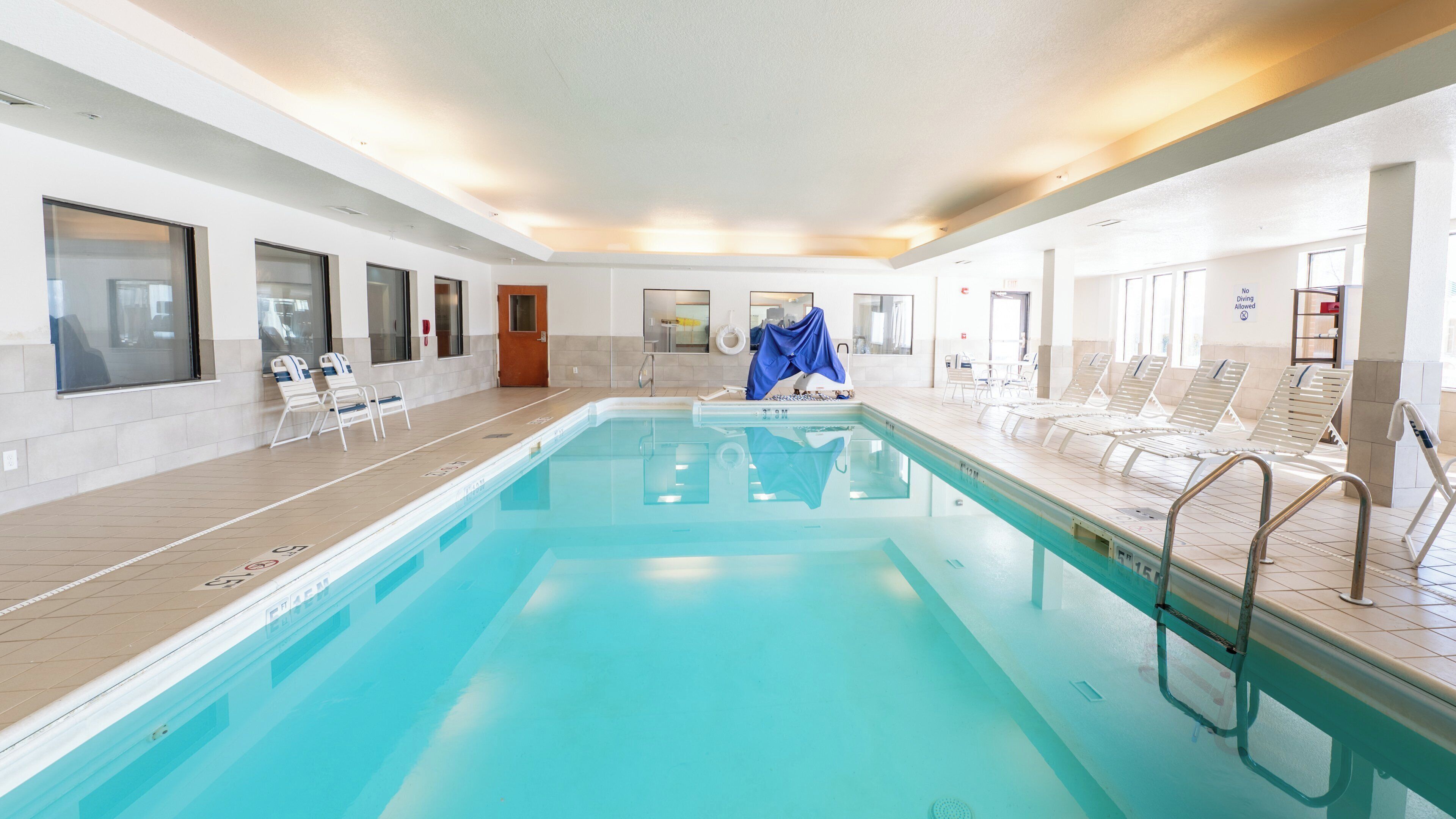 Una piscina con lettini e una zona coperta.