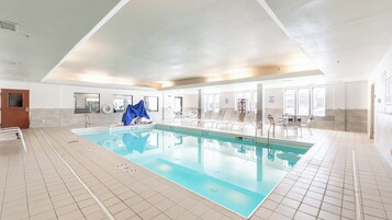 Piscina interna, funciona das 10h às 22h, espreguiçadeiras