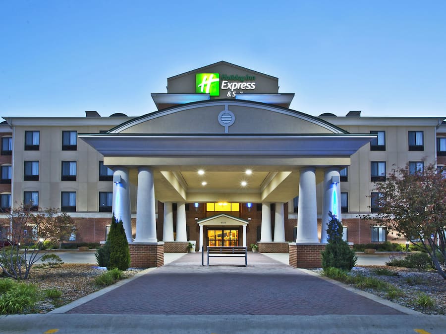 A Holiday Inn Express hotel entrance with a covered walkway, columns, and a brick facade.