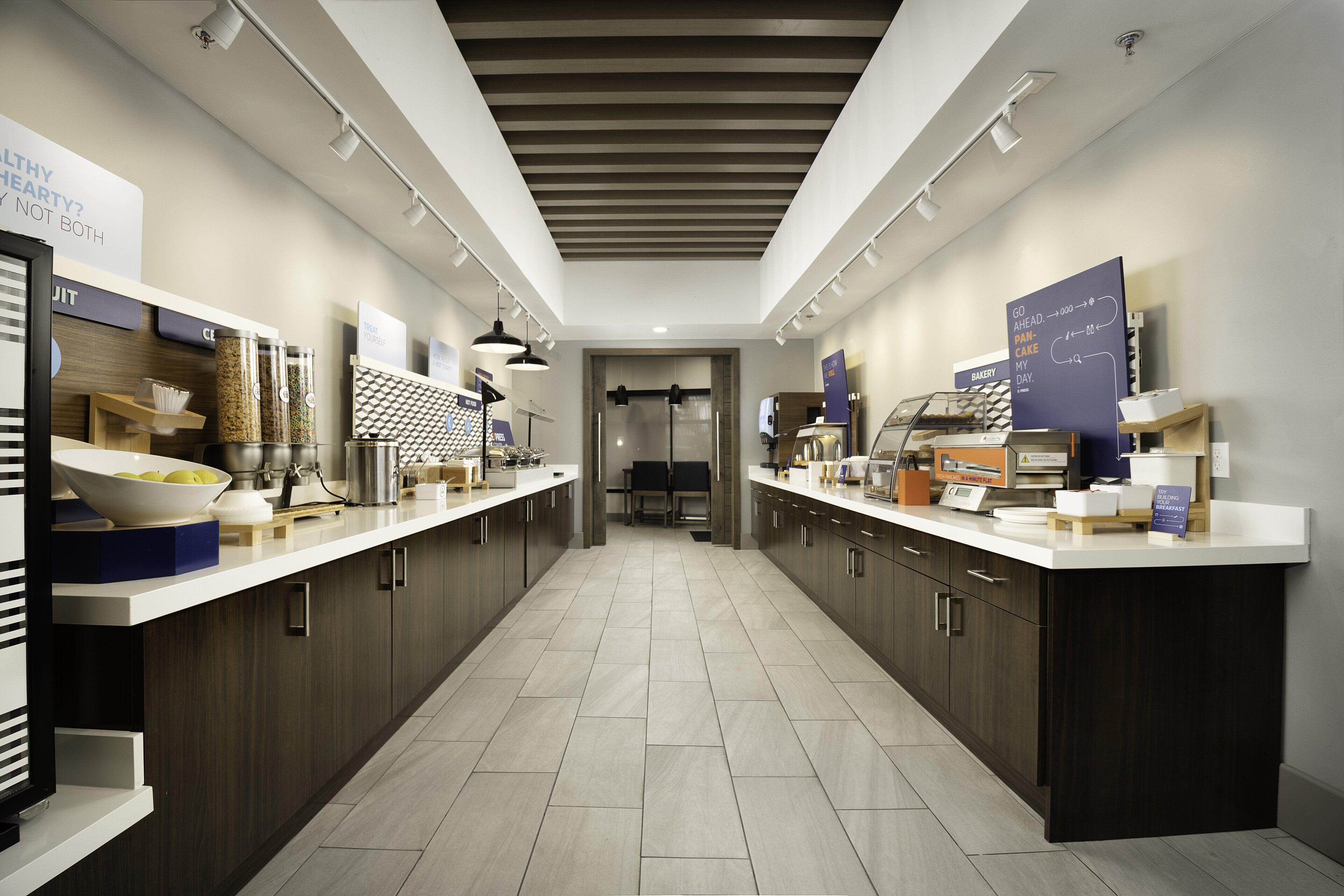 朝食 (ビュッフェ 、無料)