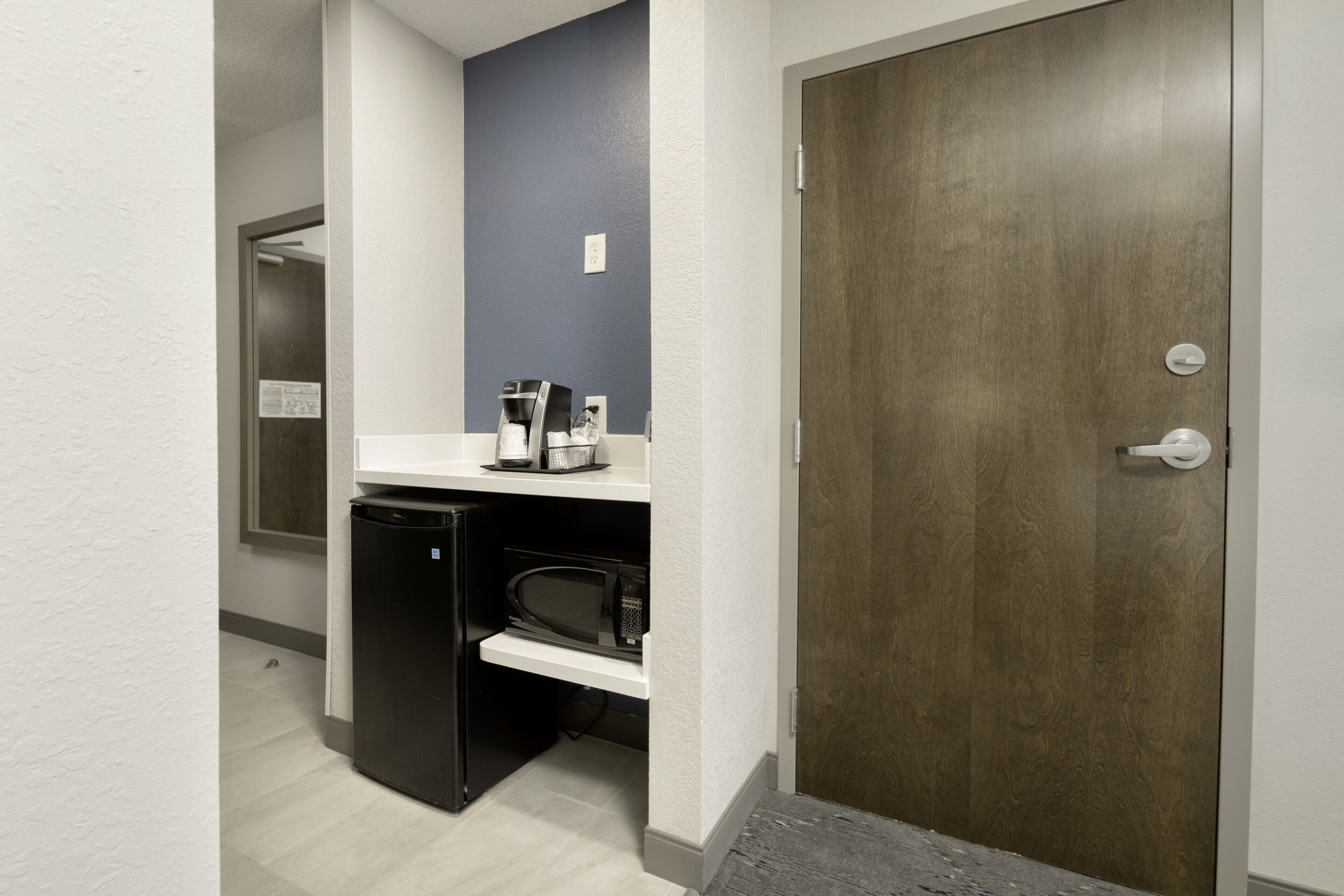 room, 1 king bed, roll-in shower (communications, mobility) | 1 bedroom, in-room safe, desk, iron/ironing board