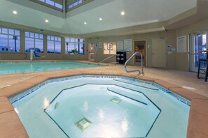 Une piscine intérieure dotée de plusieurs couloirs de nage, d’un espace dédié aux plongeons et d’un sauna.
