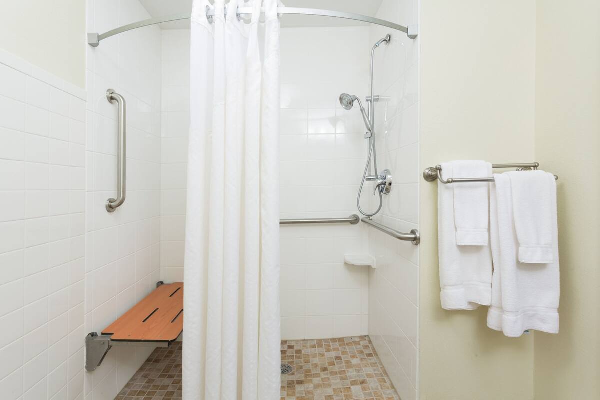 Combined shower/tub, rainfall showerhead, hair dryer, towels