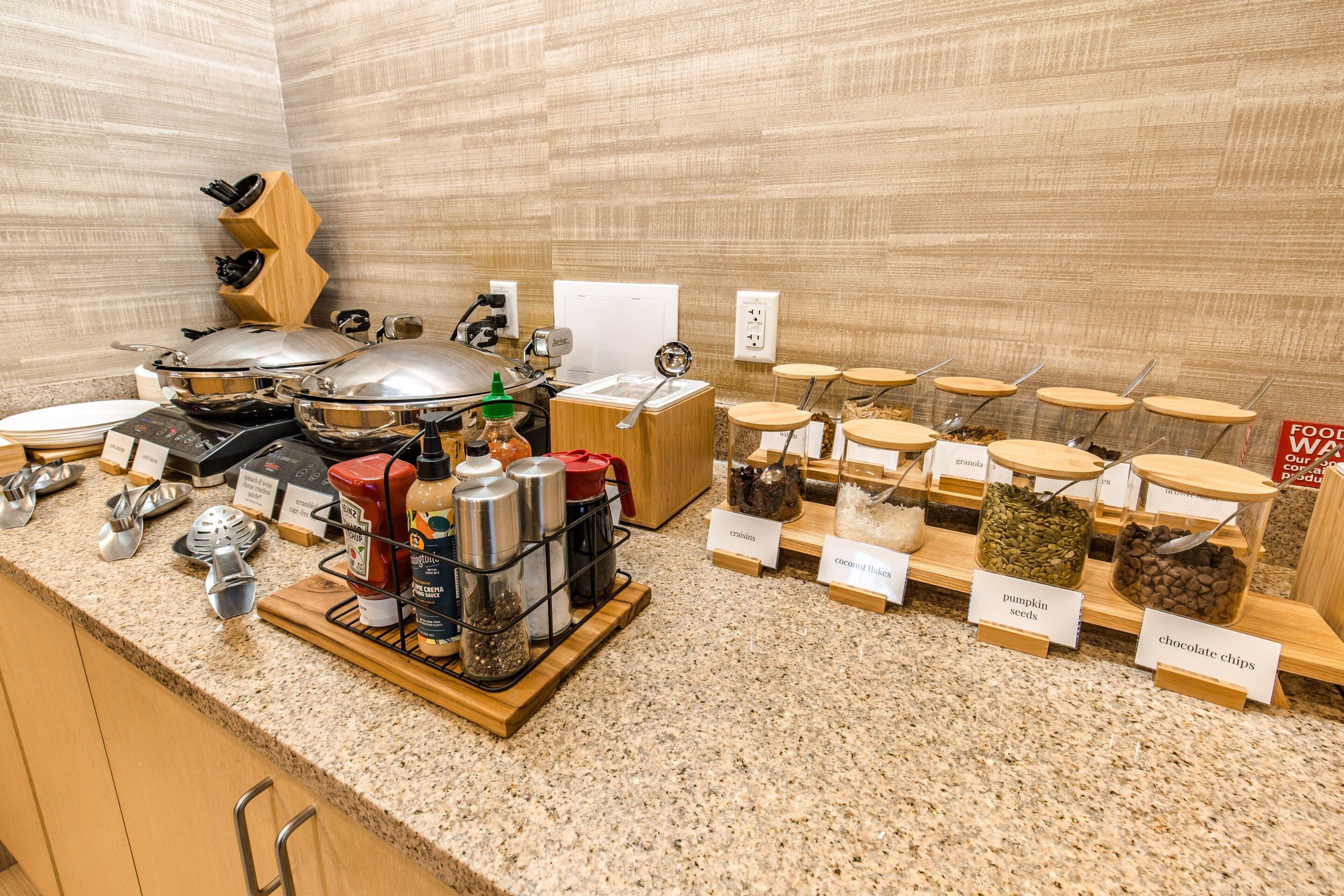 Un buffet proposant une variété de plats et d'accompagnements.