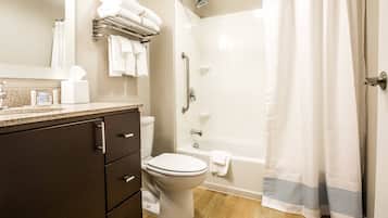 Un baño moderno con inodoro, lavamanos y bañera.