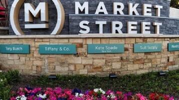 Een bord voor Market Street met bedrijven zoals Tory Burch, Tiffany & Co., Kate Spade, Suit Supply en MetLife.
