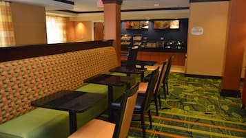 Un restaurante con cabinas, mesas y una zona de bufé.
