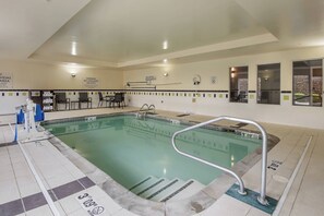Kolam renang indoor, dengan kursi berjemur