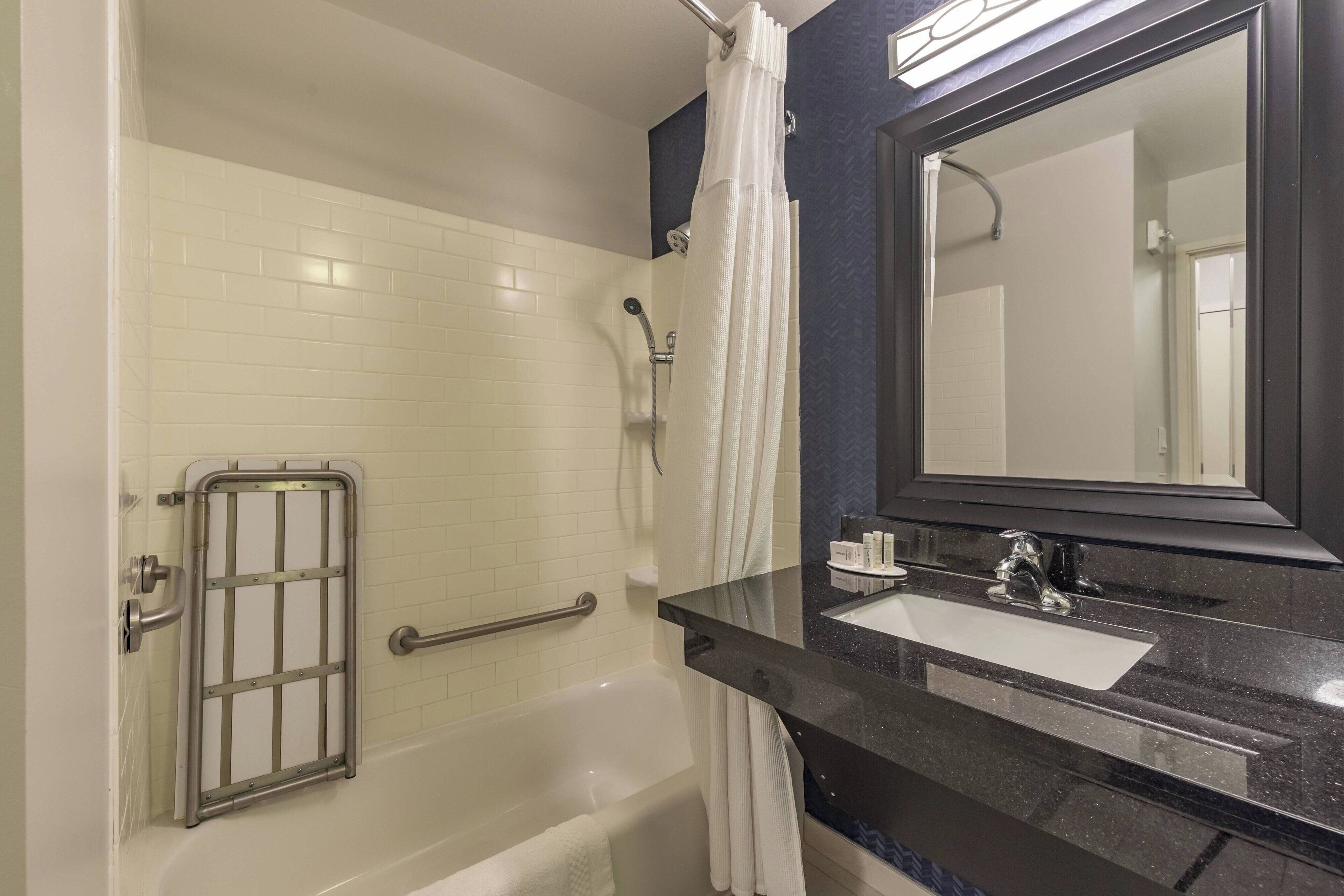 combined shower/bathtub, hair dryer, towels