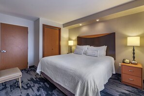 1 bedroom, Egyptian cotton sheets, premium bedding, down comforters