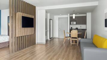 Suite, 1 cama King size | Ropa de cama de alta calidad y caja de seguridad en la habitación