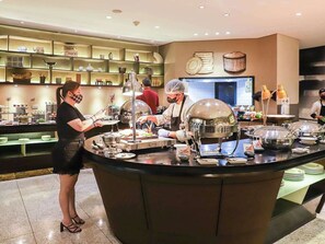 Breakfast, lunch and dinner served - Joy Nostalg Hotel and Suites Manila Managed by The Ascott Limited (Pasig)