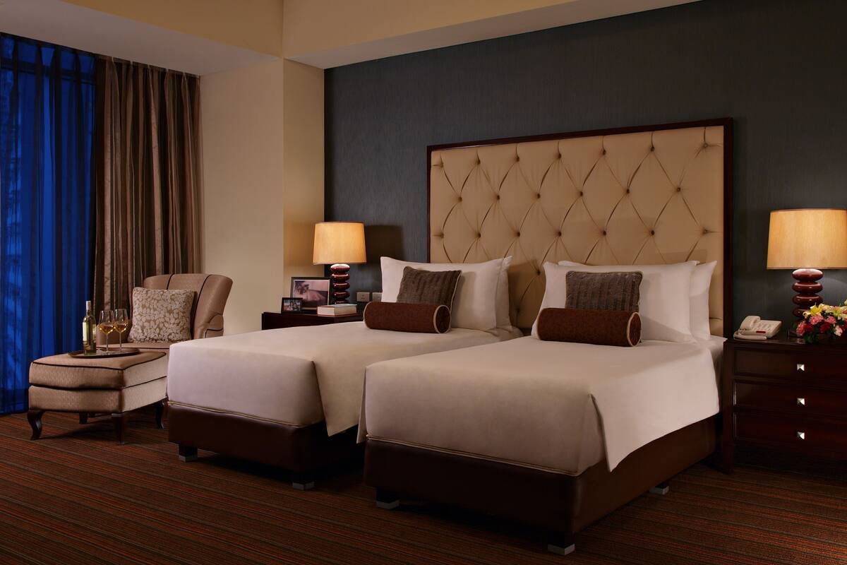 Caja de seguridad en la habitación y escritorio