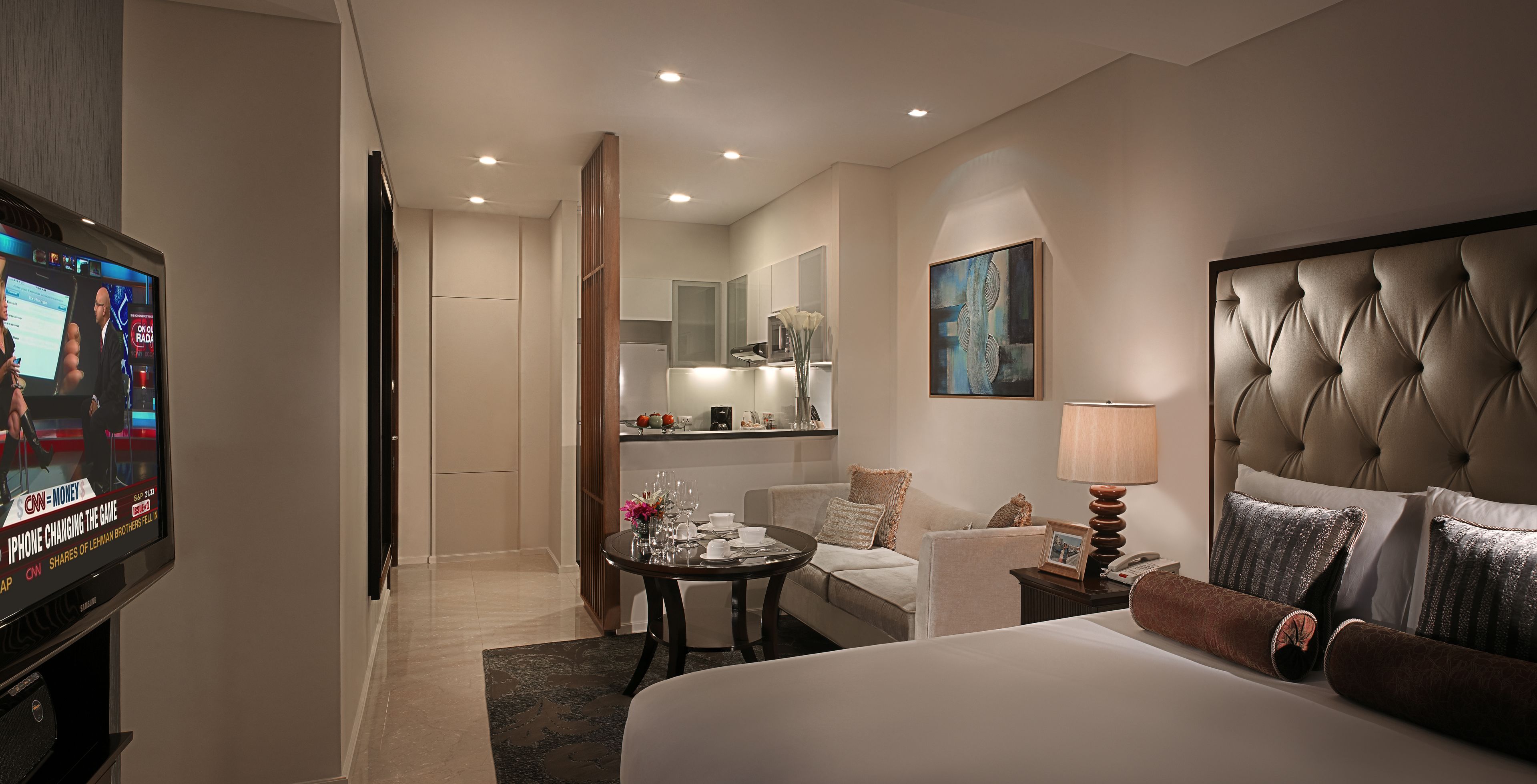 客房內保險箱、書桌、筆電工作空間、遮光布/窗簾