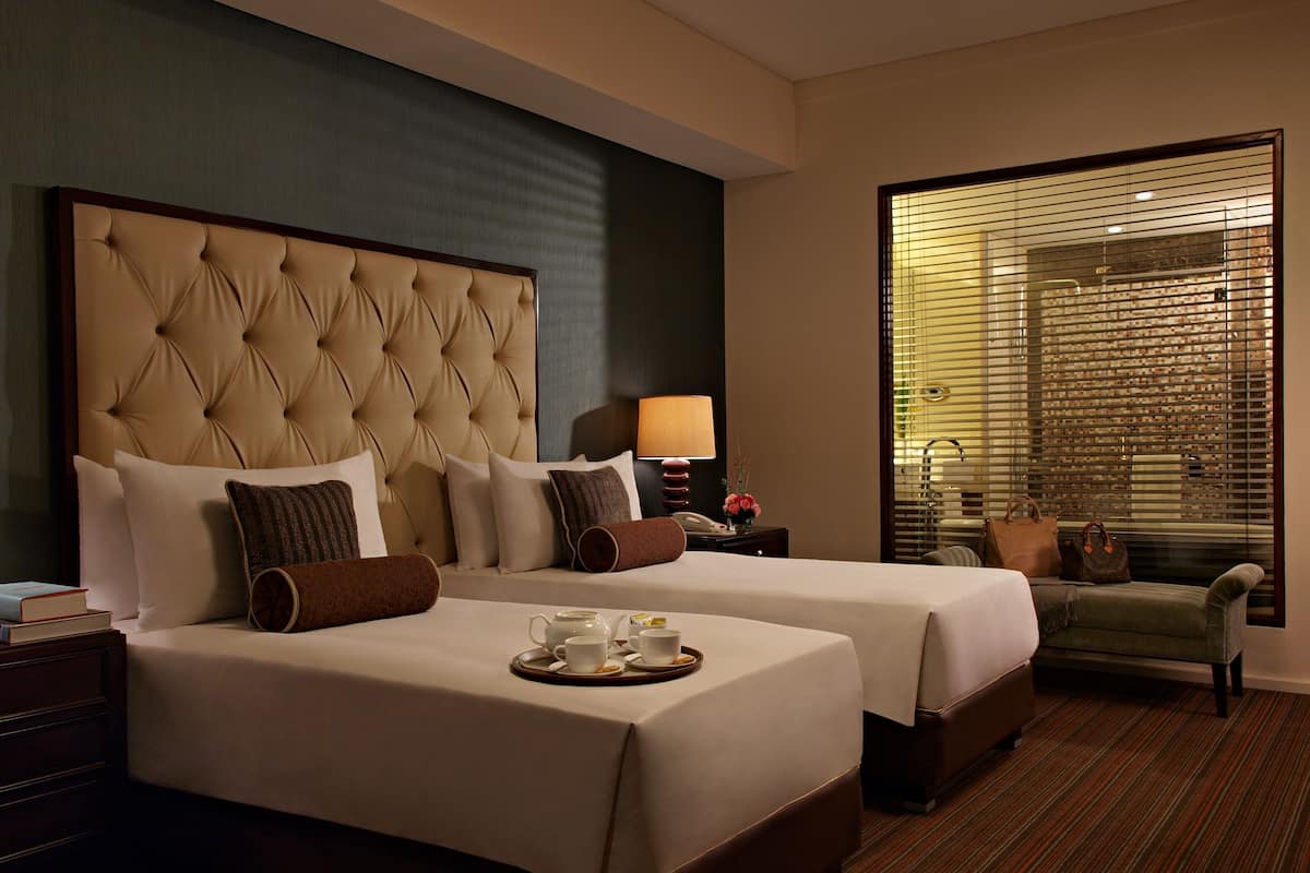 Caja de seguridad en la habitación y escritorio