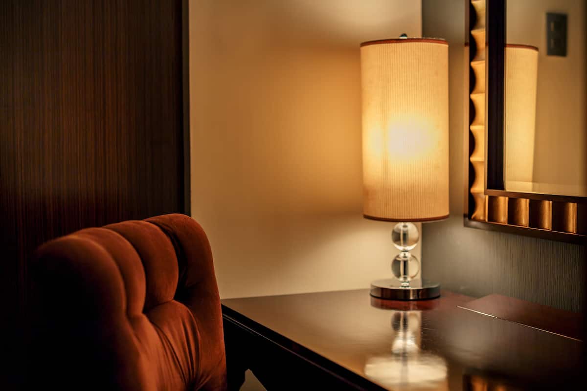 Caja de seguridad en la habitación y escritorio