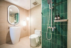 Combined shower/tub, free toiletries, slippers, towels - Grand Inn Hotel (Bangkok)