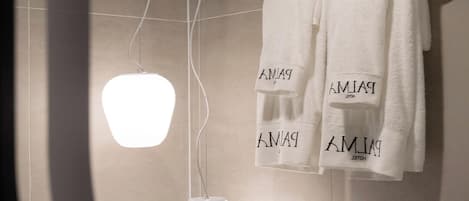 Ensemble douche/baignoire, articles de toilette gratuits, chaussons