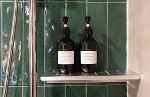 Combined shower/tub, free toiletries, slippers, towels