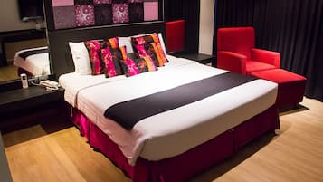 Superior Deluxe bedroom | Minibar, in-room safe, desk, rollaway beds