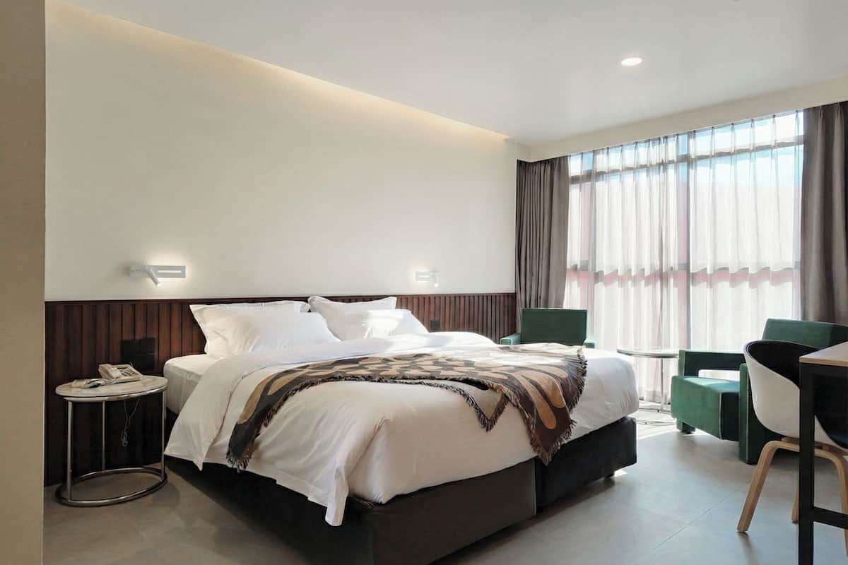 Minibar, in-room safe, desk, rollaway beds