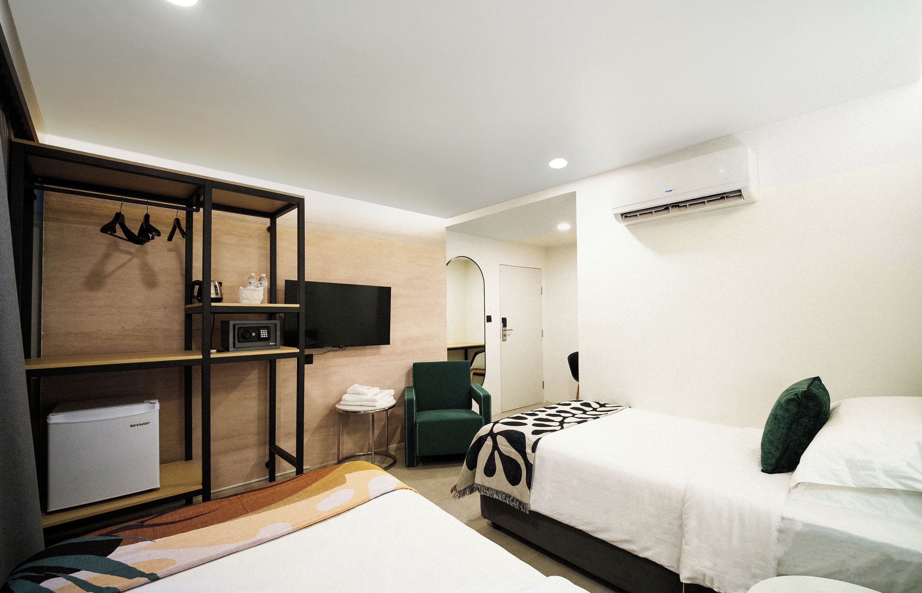 Deluxe Double/Twin Bedroom | Minibar, in-room safe, desk, rollaway beds