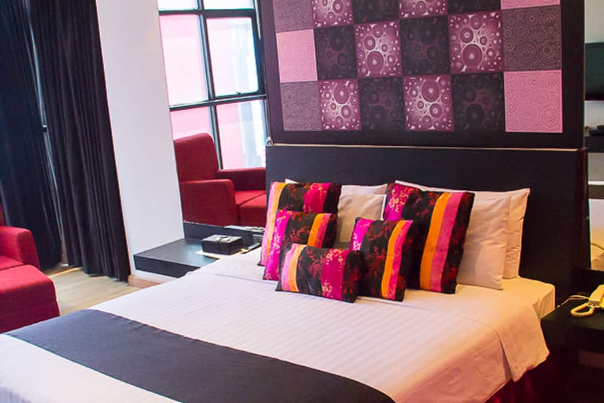 Grand Inn Suite Bedroom | Minibar, in-room safe, desk, rollaway beds