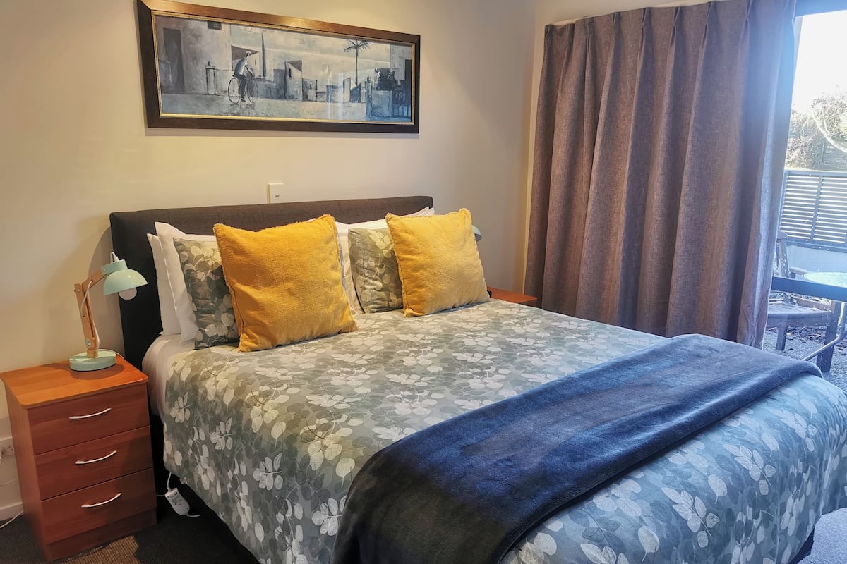 Standard Suite, 2 Bedrooms, Non Smoking, Kitchen (Units) | Premium bedding, individually decorated, individually furnished
