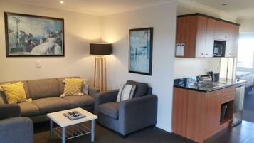 标准套房, 2 间卧室, 无烟房, 厨房 (Units) | 起居区 | 平板电视、DVD 播放器