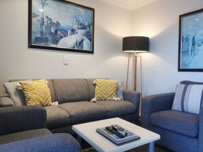 Standard-Suite, 2 Schlafzimmer, Nichtraucher, Küche (Units) | Wohnbereich | Flachbildfernseher, DVD-Player