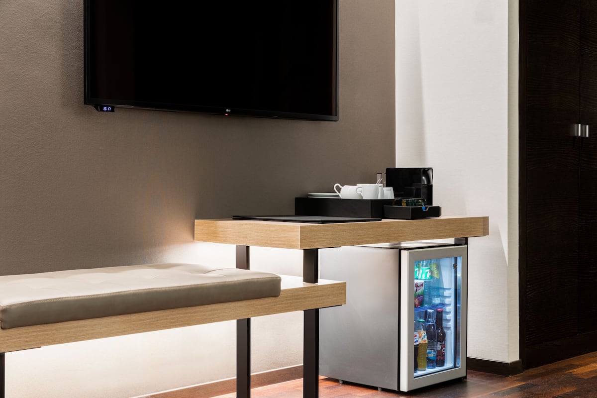 Frigobar, cofres nos quartos, escrivaninha, cortinas blackout