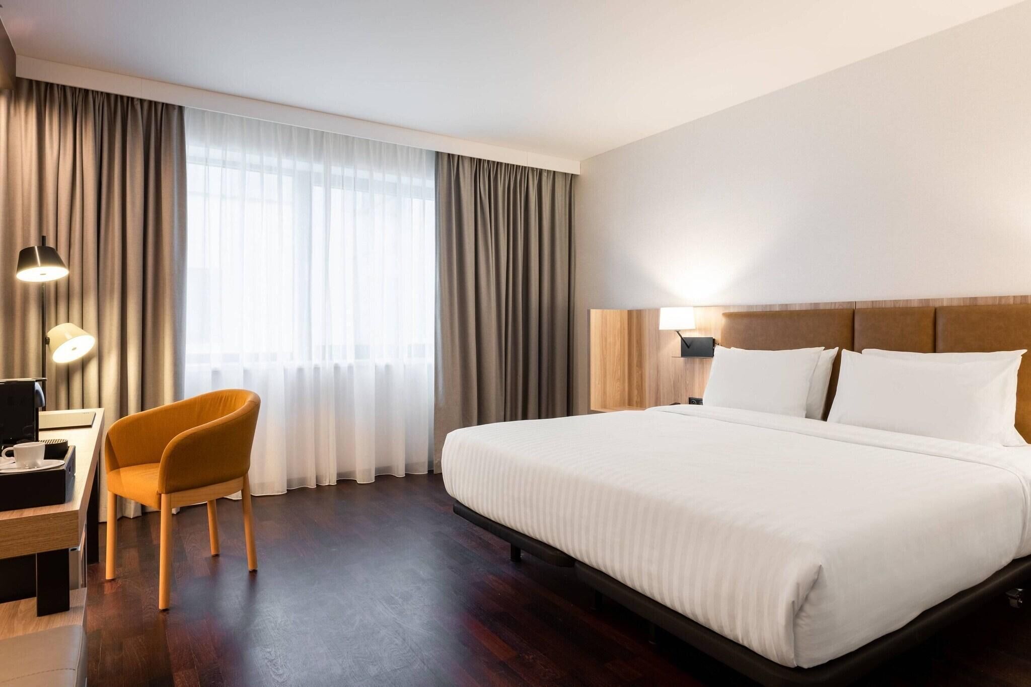 Een minibar, een kluis op de kamer, een bureau, verduisterende gordijnen
