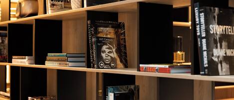 Una estantería con varios libros y objetos decorativos.