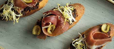 Tres sándwiches abiertos sobre un plato de cerámica.
