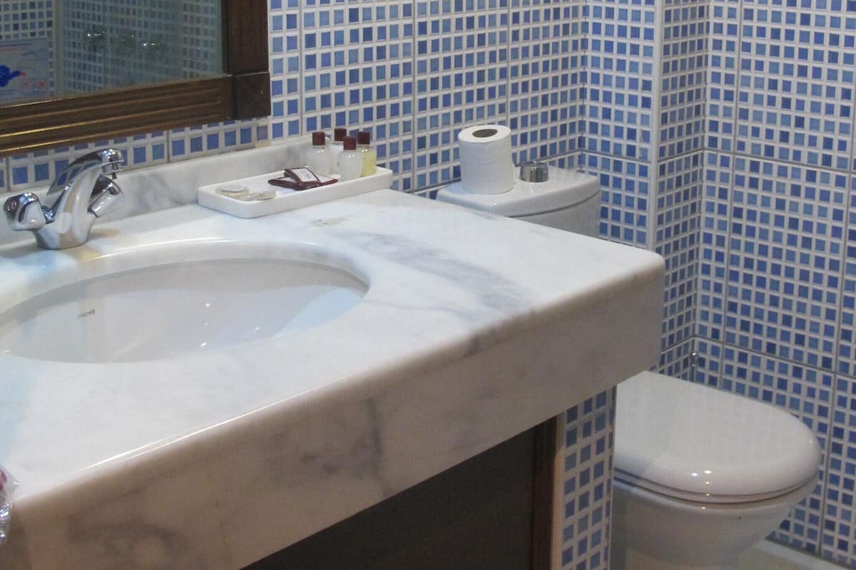 Cabezal de ducha tipo lluvia y artículos de higiene personal gratuitos