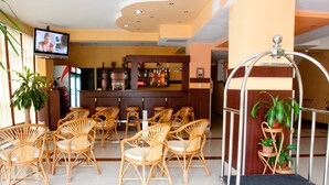 A hotel lobby with wicker chairs, a bar area, and a reception desk. - Denisa Hotel Otopeni (Otopeni)