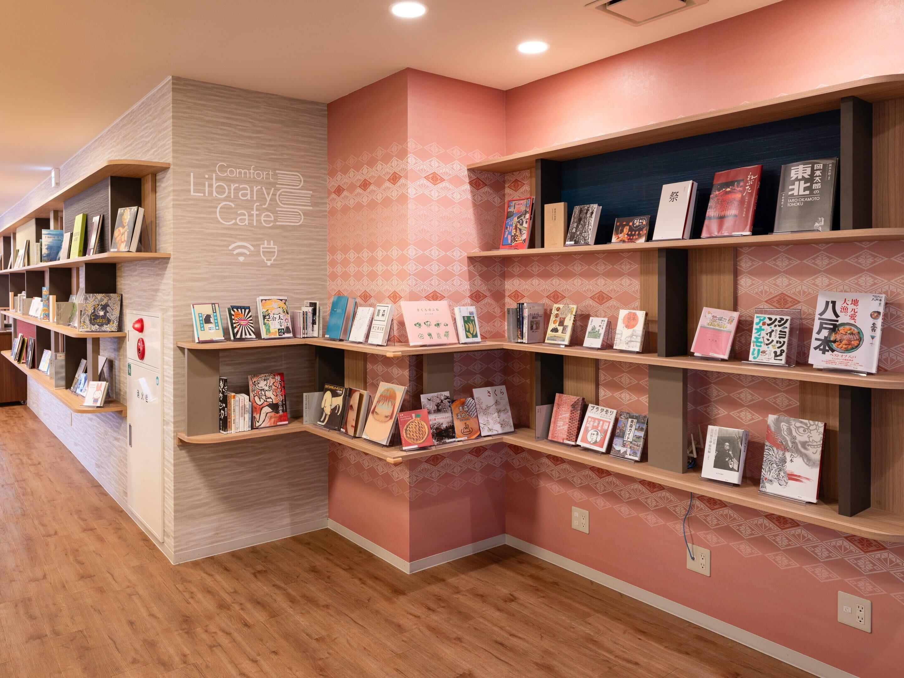 Een café met boekenplanken en een balie.
