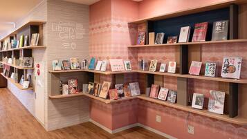 Een café met boekenplanken en een balie.