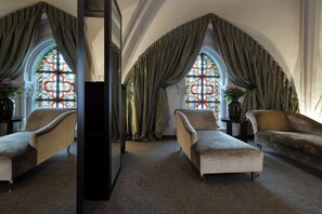 Studiosuite – deluxe | Safe på rommet, skrivebord og skrivebord for bærbar PC