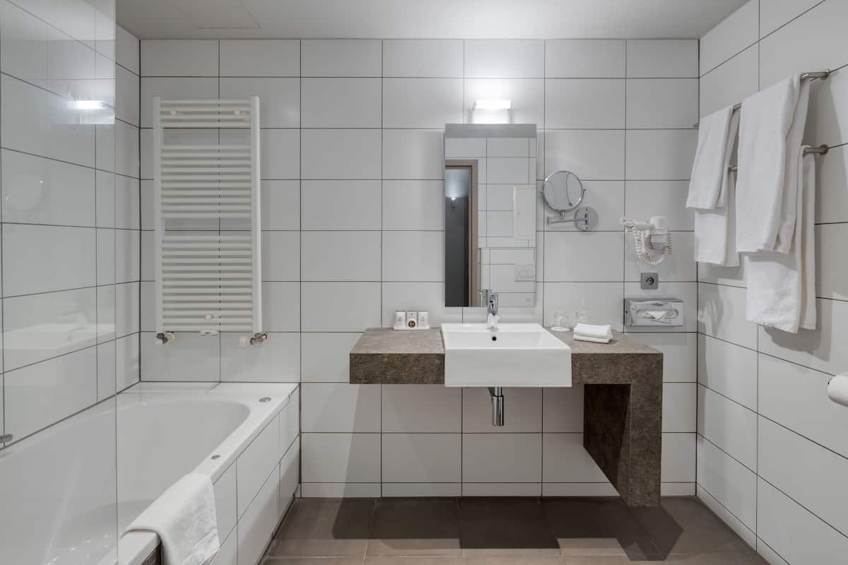 Baño | Tina con regadera, tina de hidromasaje, secadora de cabello, toallas