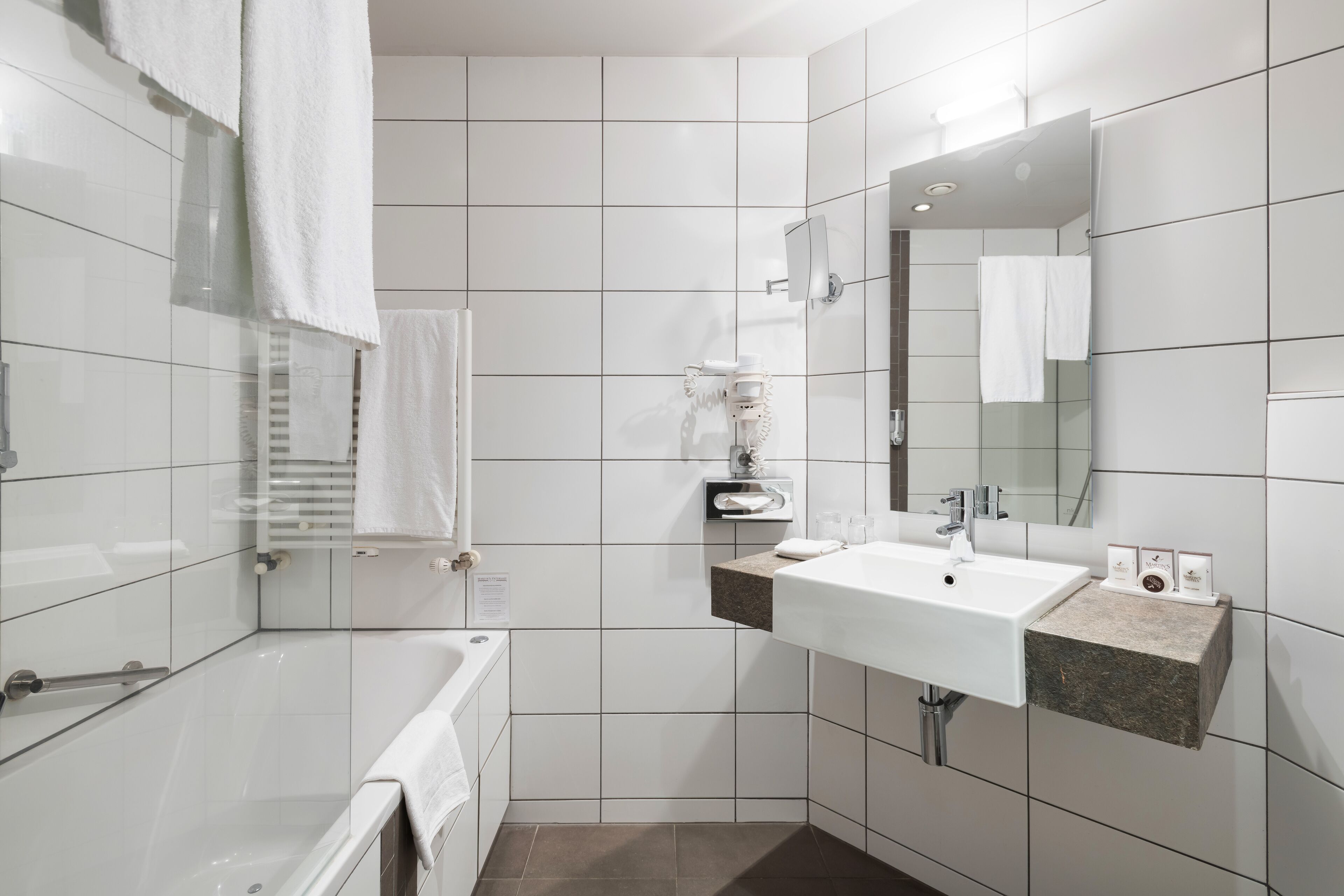 deluxe double room | bathroom | combined shower/bathtub, jetted bath, hair dryer, towels